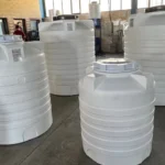 مخزن آب پلیاتیلن عمودی نصبشده روی پشتبام ساختمان آپارتمانی